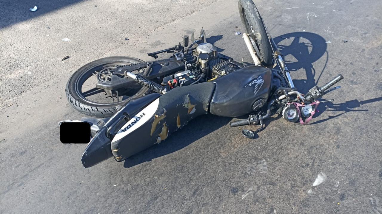 Foto 2 de 3 — Motorista perde controle, bate em trailer de lanches e arranca portão em Araraquara